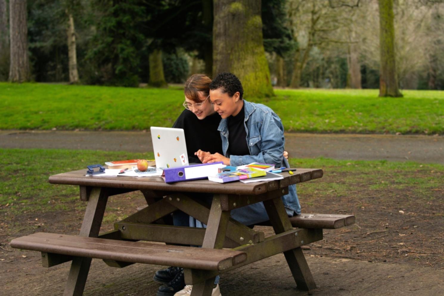 Finanzexperte erklärt Budgetierungsstrategien am Whiteboard