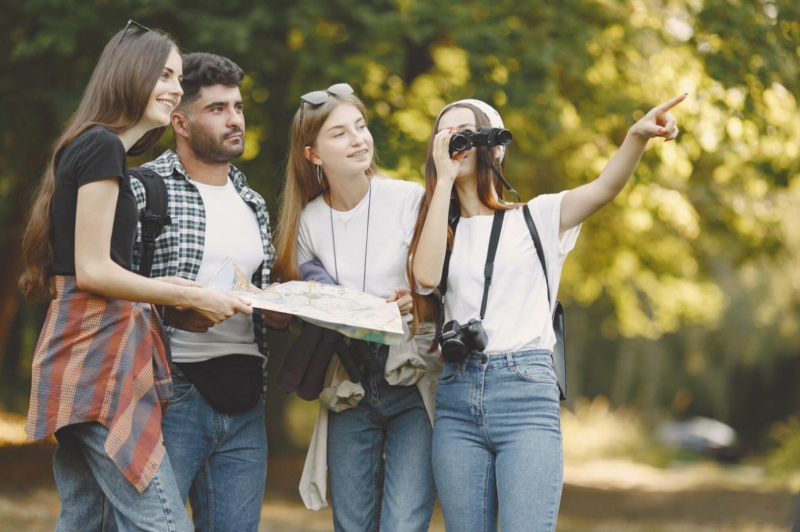 Teilnehmer arbeiten konzentriert an Budgetübungen während eines Webinars
