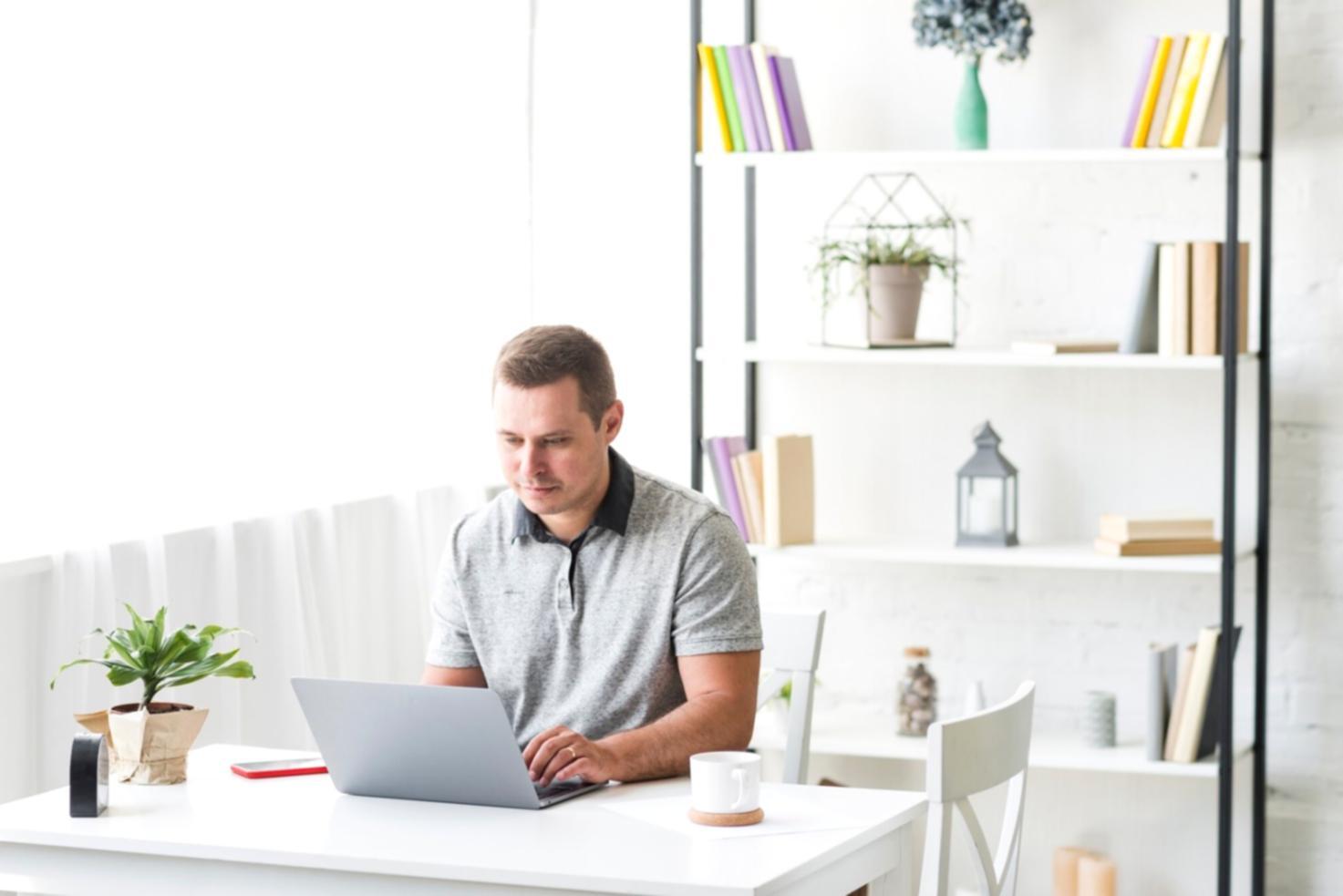 Übersichtlich organisierter Arbeitsplatz mit Budgetplanungen und Notizen