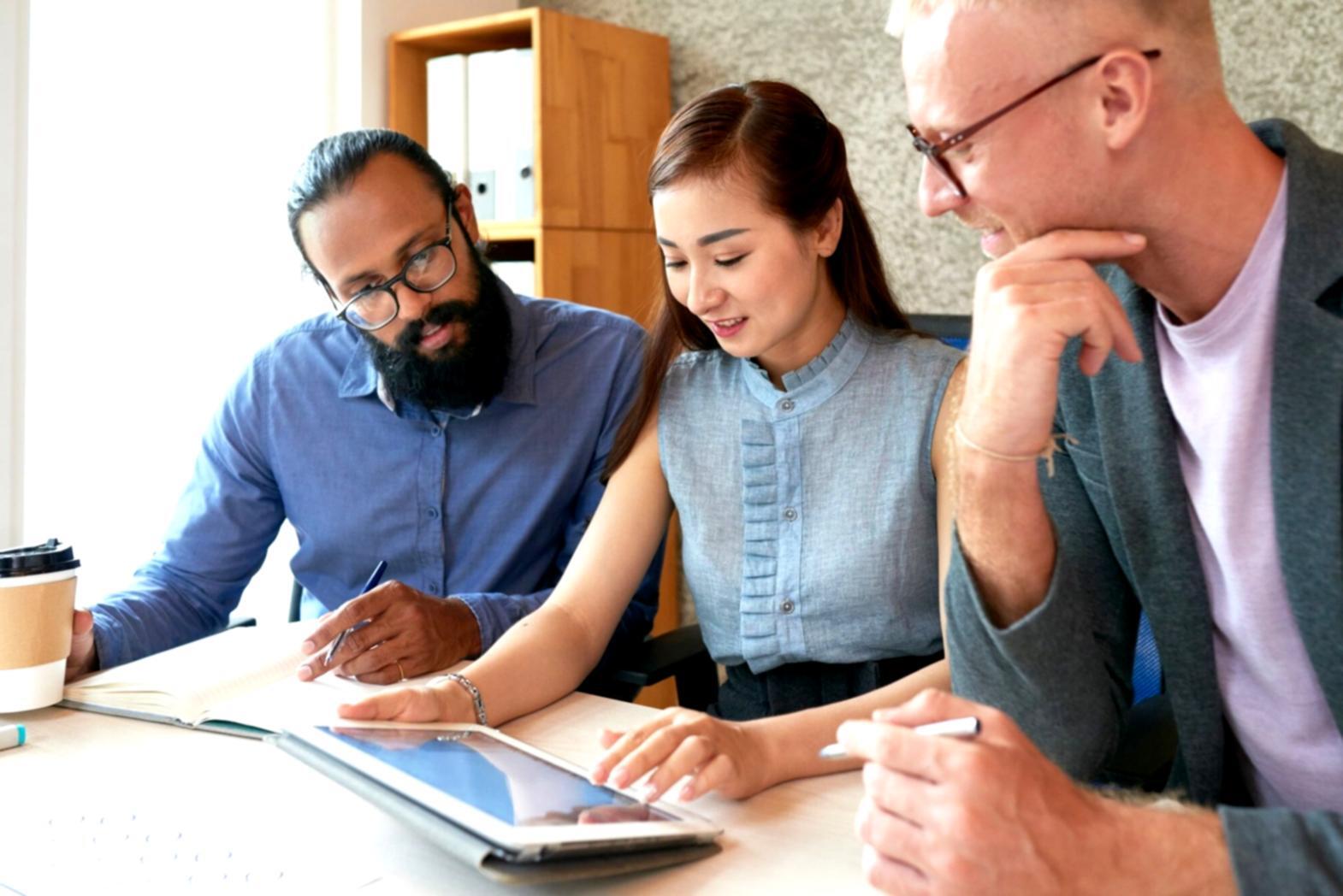 Menschen beim Planen ihrer wöchentlichen Finanzen am Küchentisch